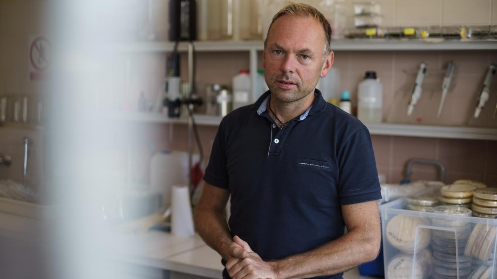 prof. Bartłomiej Mazela