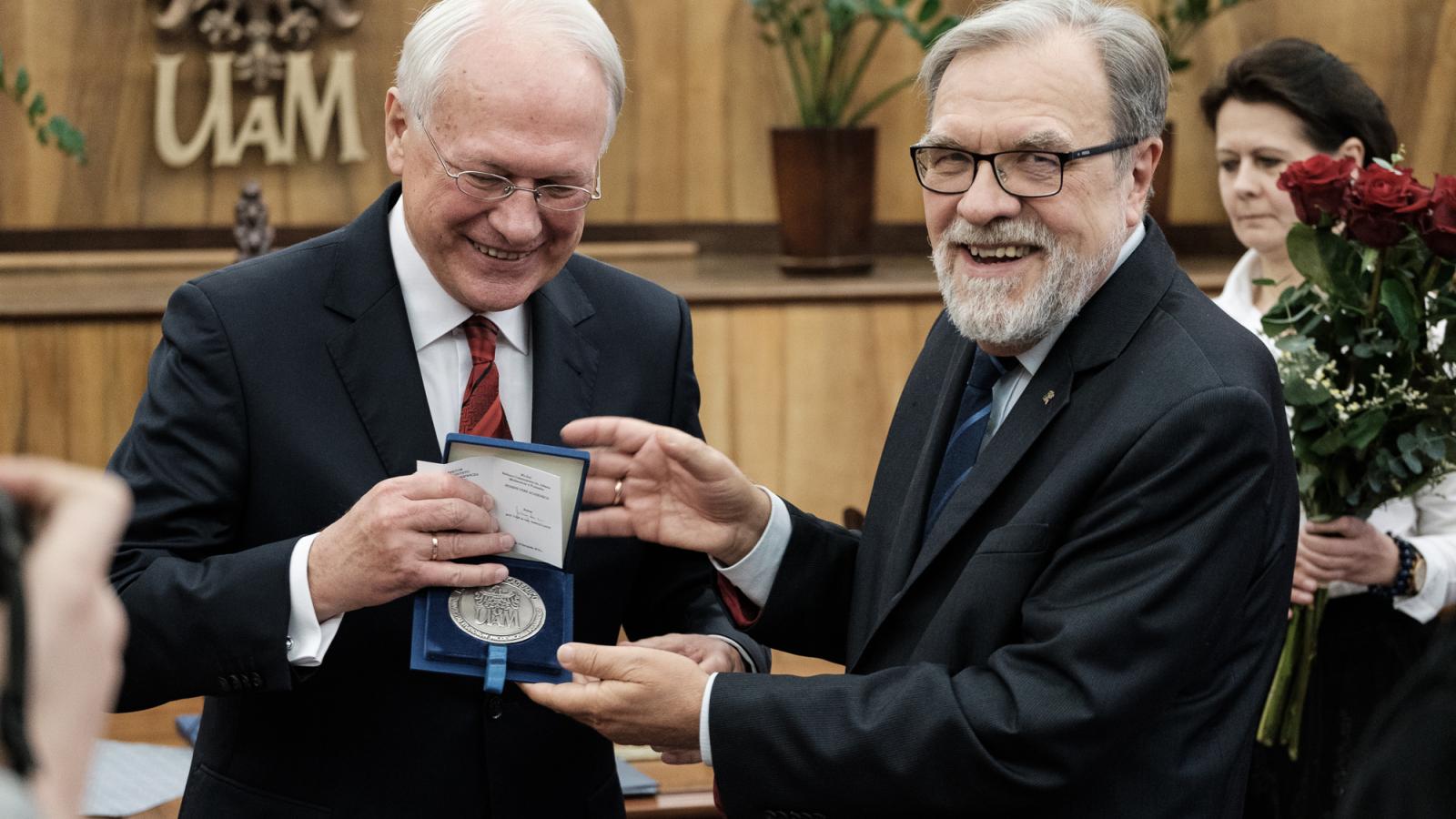 Prof. Stefan Jurga, były rektor UAM, odebrał dziś z rąk urzędującego rektora uczelni, prof. Andrzeja Lesickiego, medal HominiVereAcademico.