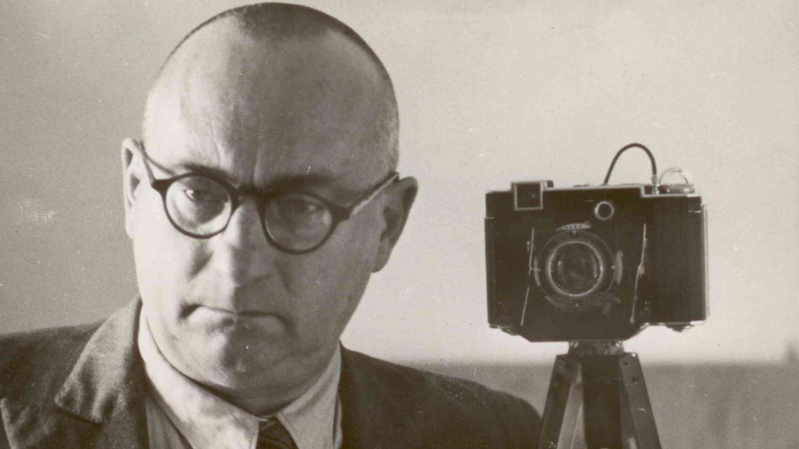  Prof. Tadeusz Cyprian, oczywiście z aparatem fotograficznym. W Poznaniu zadebiutował na wystawie fotograficznej, tu założył grupę artystyczną „Trójlistek”. Jego imię nosi Kolski Klub Fotograficzny, a fundacja proFotografia ma wydać w przyszłym roku jego dzienniki z niewoli włoskiej wraz z unikatowymi zdjęciami, które się z tamtego okresu zachowały. 