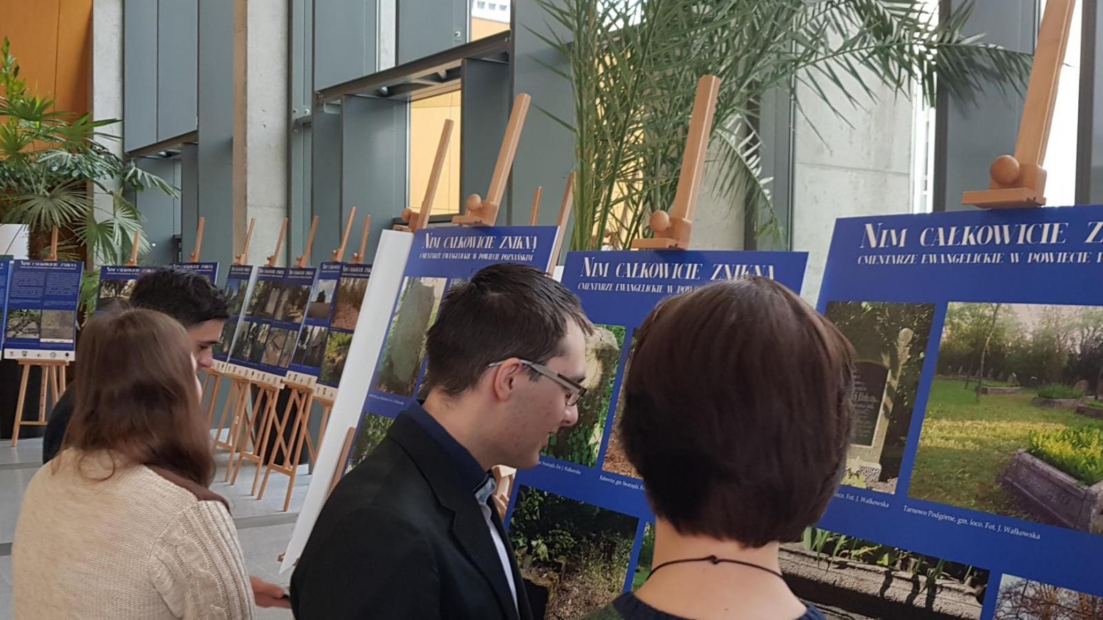 Wystawa „Nim całkowicie znikną. Cmentarze ewangelickie w Poznaniu i powiecie poznańskim”