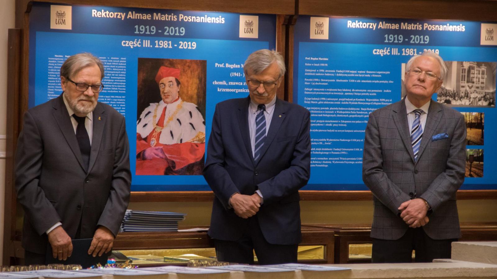 Tematem wystawy są biogramy, dokumenty i publikacje związane z Magnificencjami Uniwersytetu im. Adama Mickiewicza w Poznaniu urzędującymi od 1981 roku do chwili obecnej.