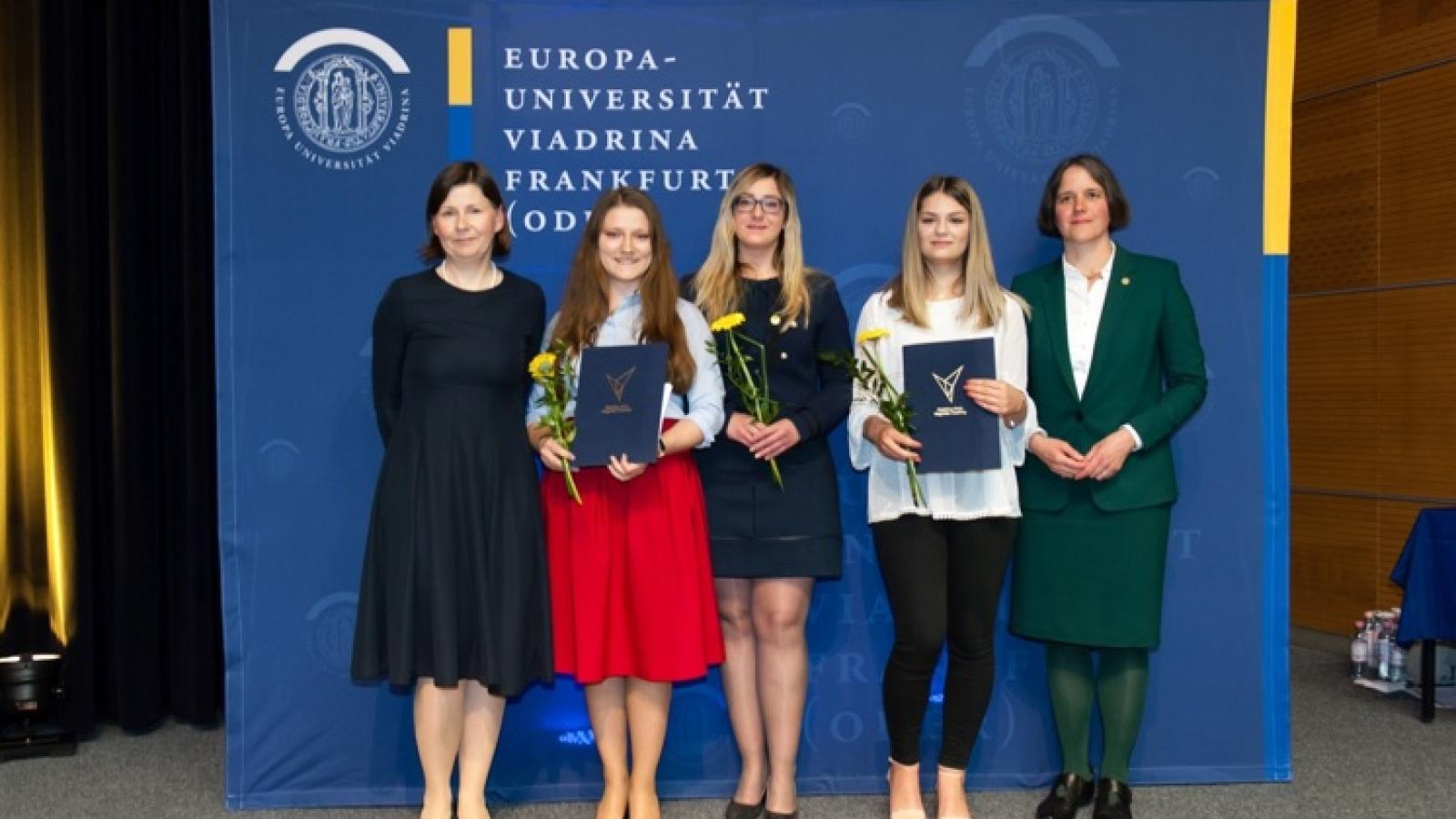 Na zdjęciu (od lewej do prawej):  Prof. Dagmara Jajeśniak-Quast, przewodnicząca Kuratorium Stowarzyszenia na Rzecz Wspierania Uczelni Uniwersytetu Europejskiego. Patrycją Prośniak, prezes Studenckiej Poradni Prawa Alicja Przała, członek Studenckiej Poradni Prawa Agata Wróbel, członek zarządu Studenckiej Poradni Prawa  Prof. Julia von Blumenthal, prezydentka Uniwersytetu Europejskiego Viadrina we Frankfurcie nad Odrą