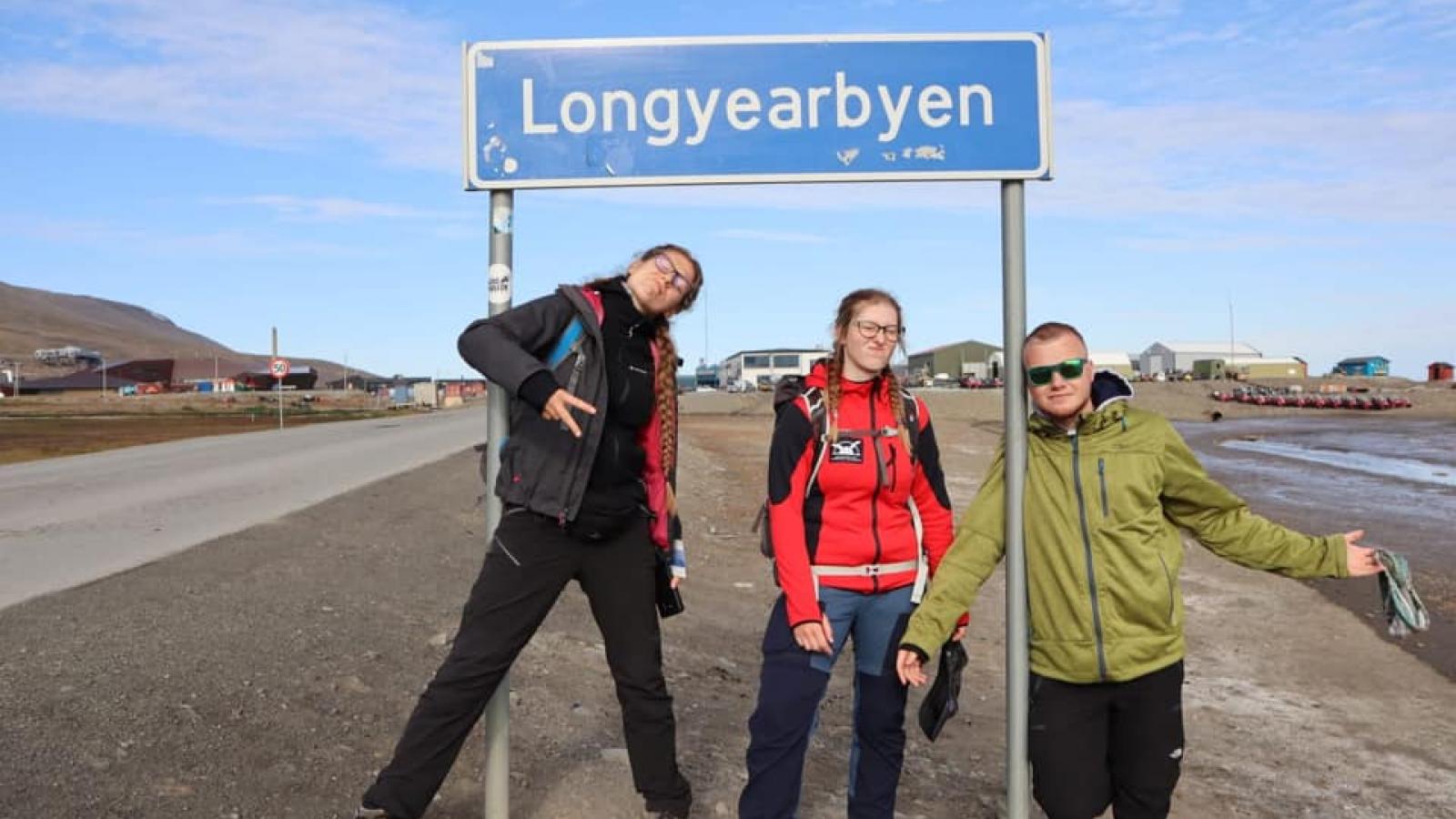 Grupa studentów Uniwersytetu im. Adama Mickiewicza w Poznaniu dotarła właśnie do Longyearbyen, rozpoczynając tym samym wyprawę "PolarProject" na stację polarną AMUPS. 