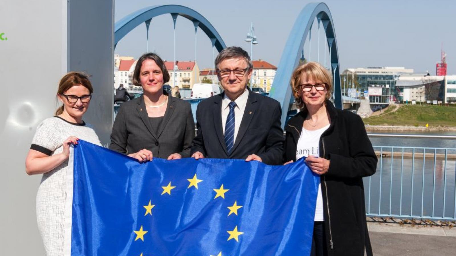 Julia von Blumenthal na zdjęciu druga z lewej