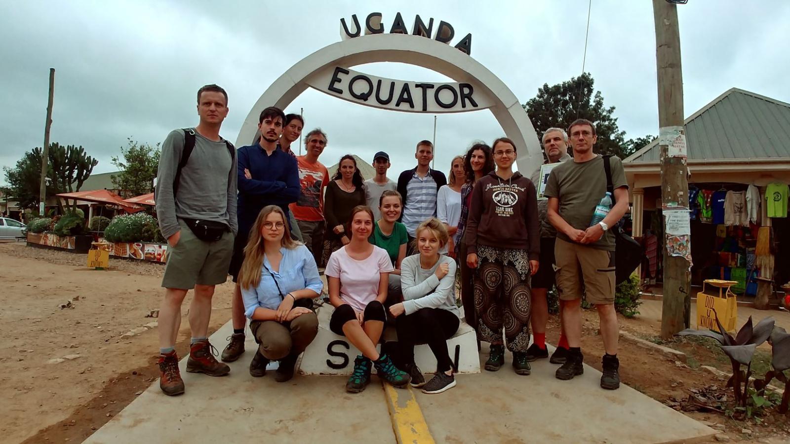 Grupa studentów na równiku fot. Jakub Buda