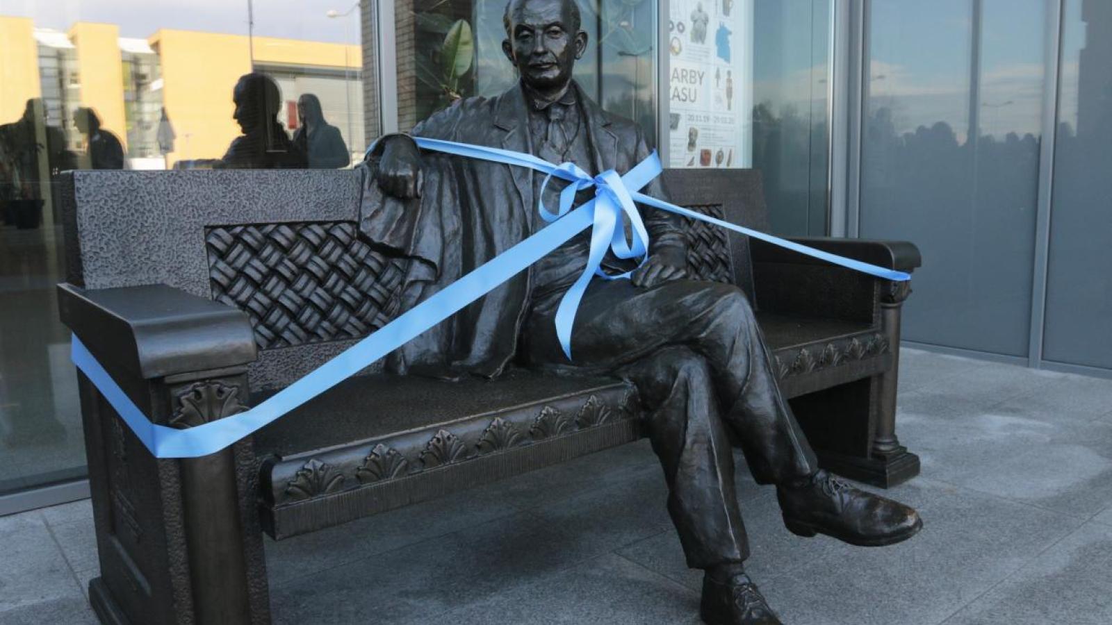 Prof. Kostrzewski - ławeczka przed Collegium Historicum, fot. Ewa Konarzewska-Michalak