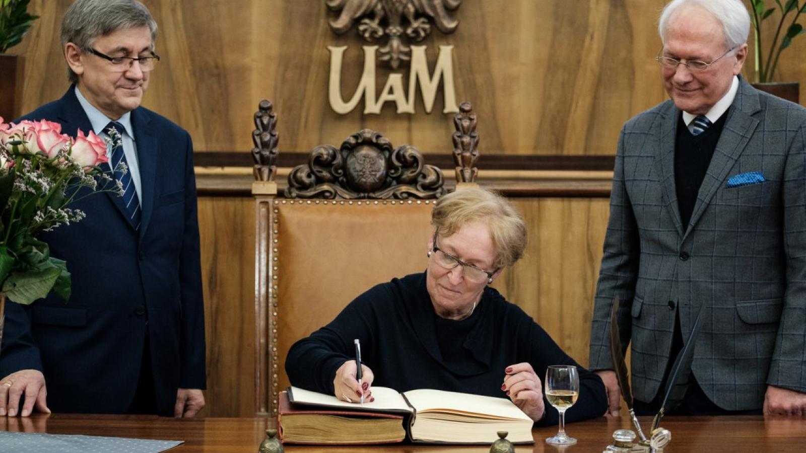 Elżbieta Bobrowska odebrała Medal "Za Zasługi dla Uniwersytetu im. Adama Mickiewicza" , fot. Adrian Wykrota