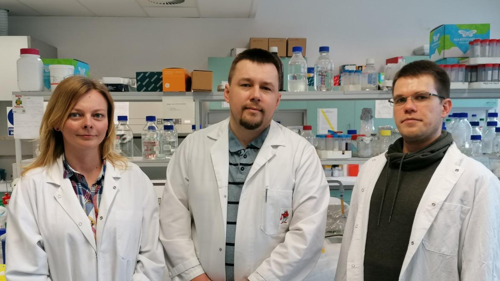  prof. Robert Nawrot, dr hab. inż. Justyna Broniarczyk i dr. Jakub Barylski z Pracowni Wirusologii Molekularnej Wydziału Biologii UAM. 