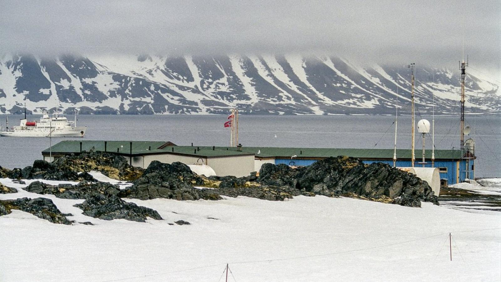 Spitsbergen, Hornsund Polish Arctic Station, fot. Jerzy Strzelecki, Wikipedia Commons
