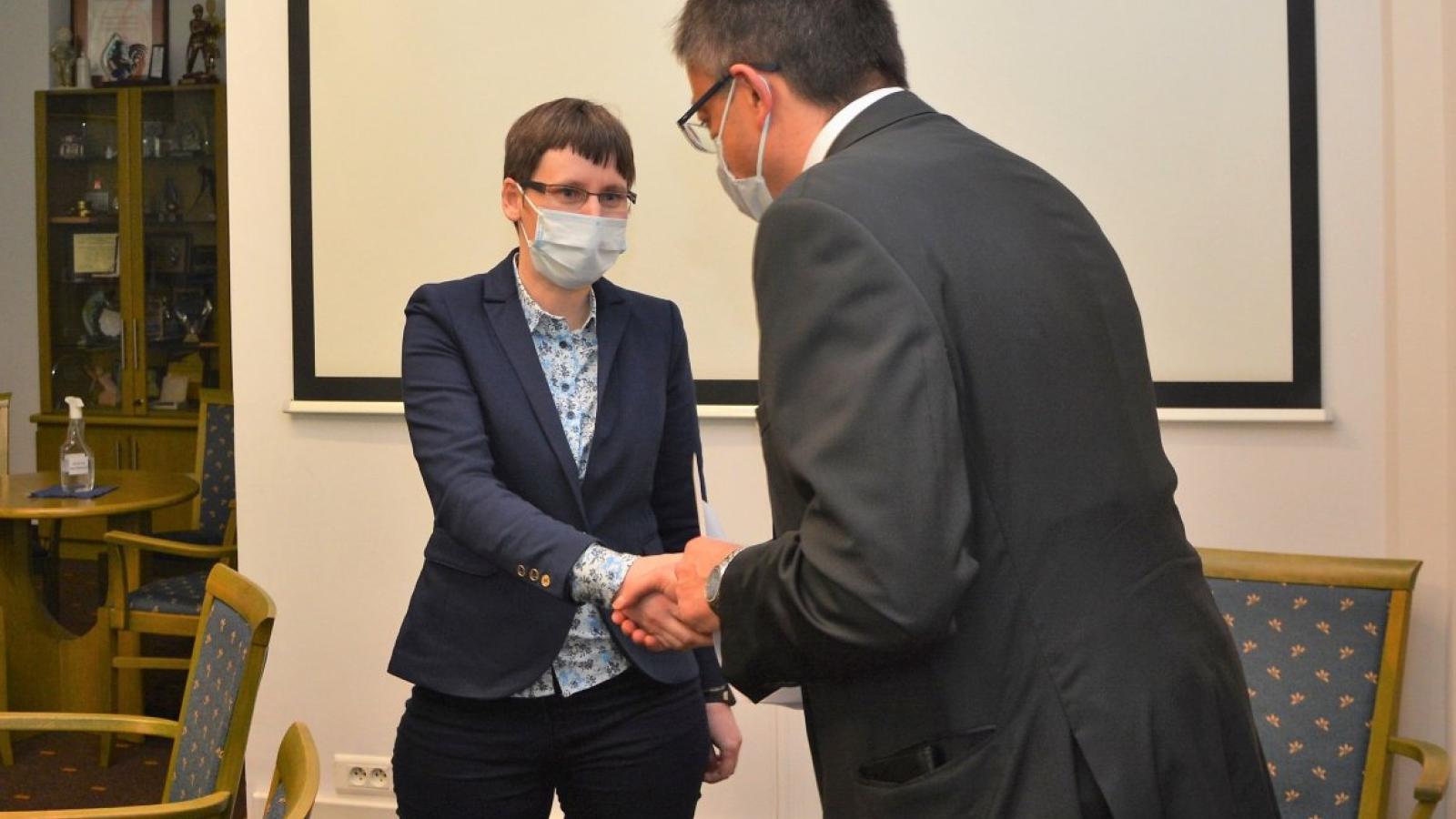 Podpisanie umowy z NFOŚiGW. Na zdjęciu prof. Małgorzata Stępniewska