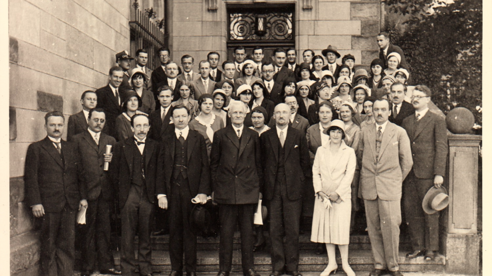 uczestnicy zjazdu z okazji 10-lecia istnienia Koła Przyrodników Uniwersytetu Poznańskiego w Poznaniu pod Aulą Uniwersytecką. Źródło: Archiwum KNP