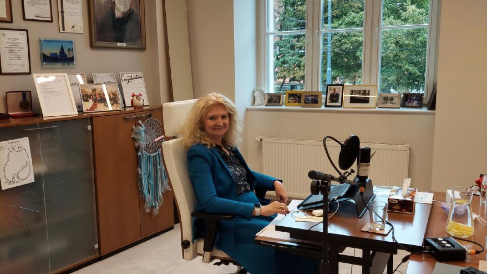 Prorektor prof. Katarzyna Dziubalska-Kołaczyk podczas konferencji.