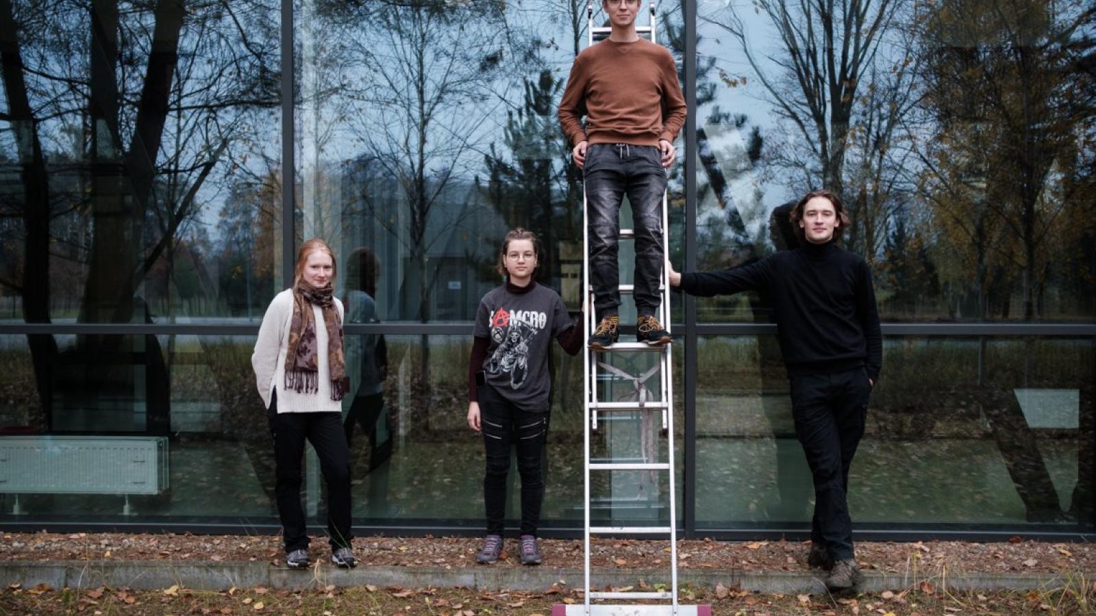 Szklane pułapki. Trwa akcja oklejania szyb w budynku CZT specjalnymi naklejkami, fot. Adrian Wykrota