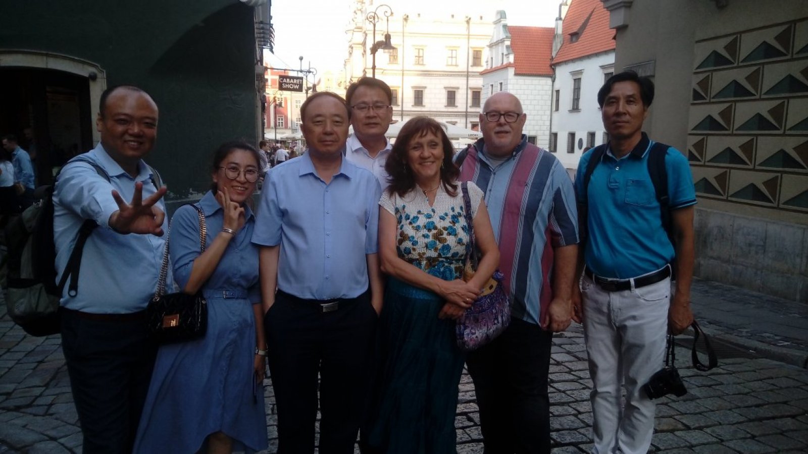 Prof. Ilona Koutny w otoczeniu delegacji z chińskiego uniwersytetu oraz swoich współpracowników.