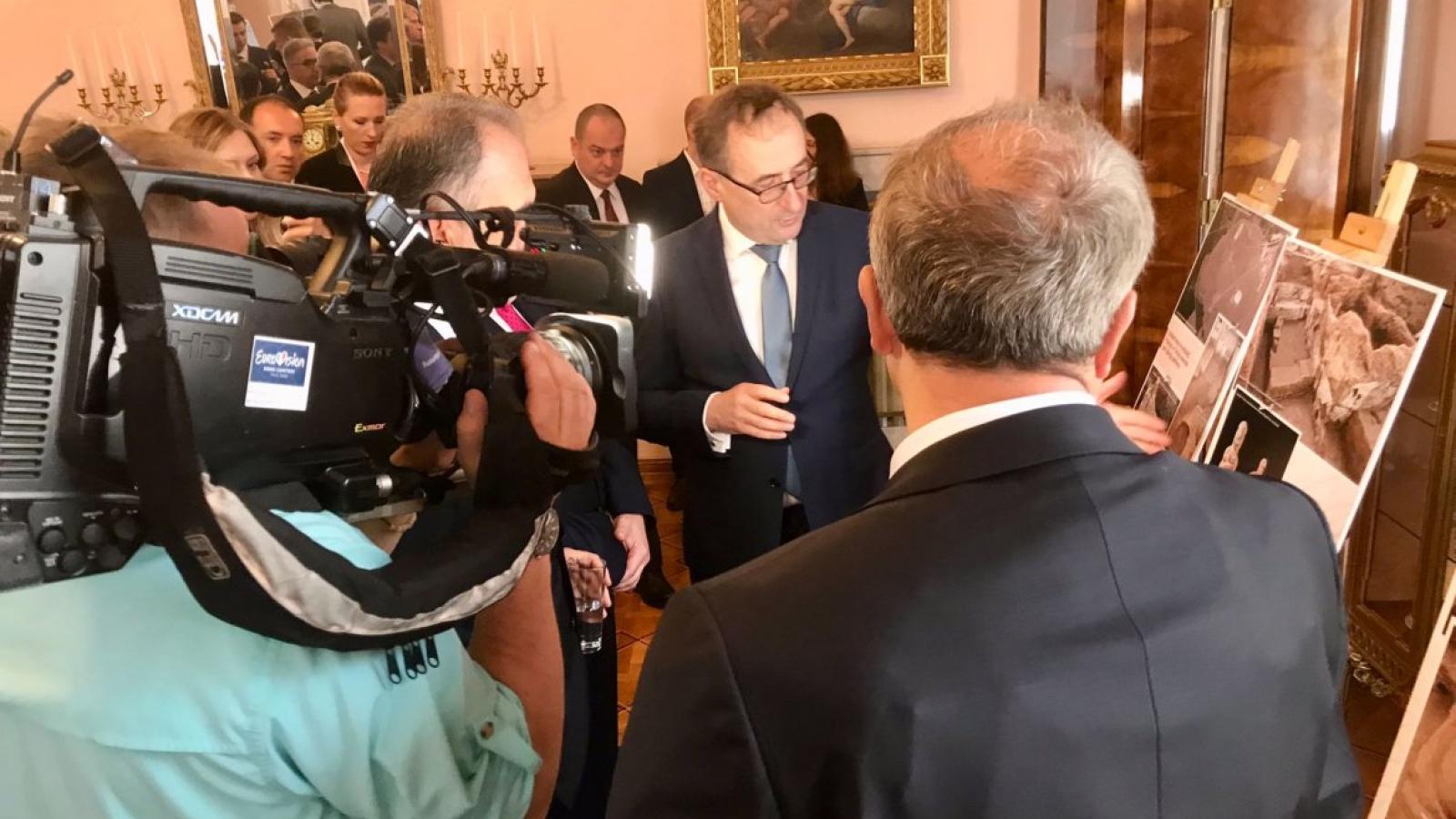 Prof. Arkadiusz Marciniak podczas prezentacji wyników badań w Ambasadzie RP w Ankarze.