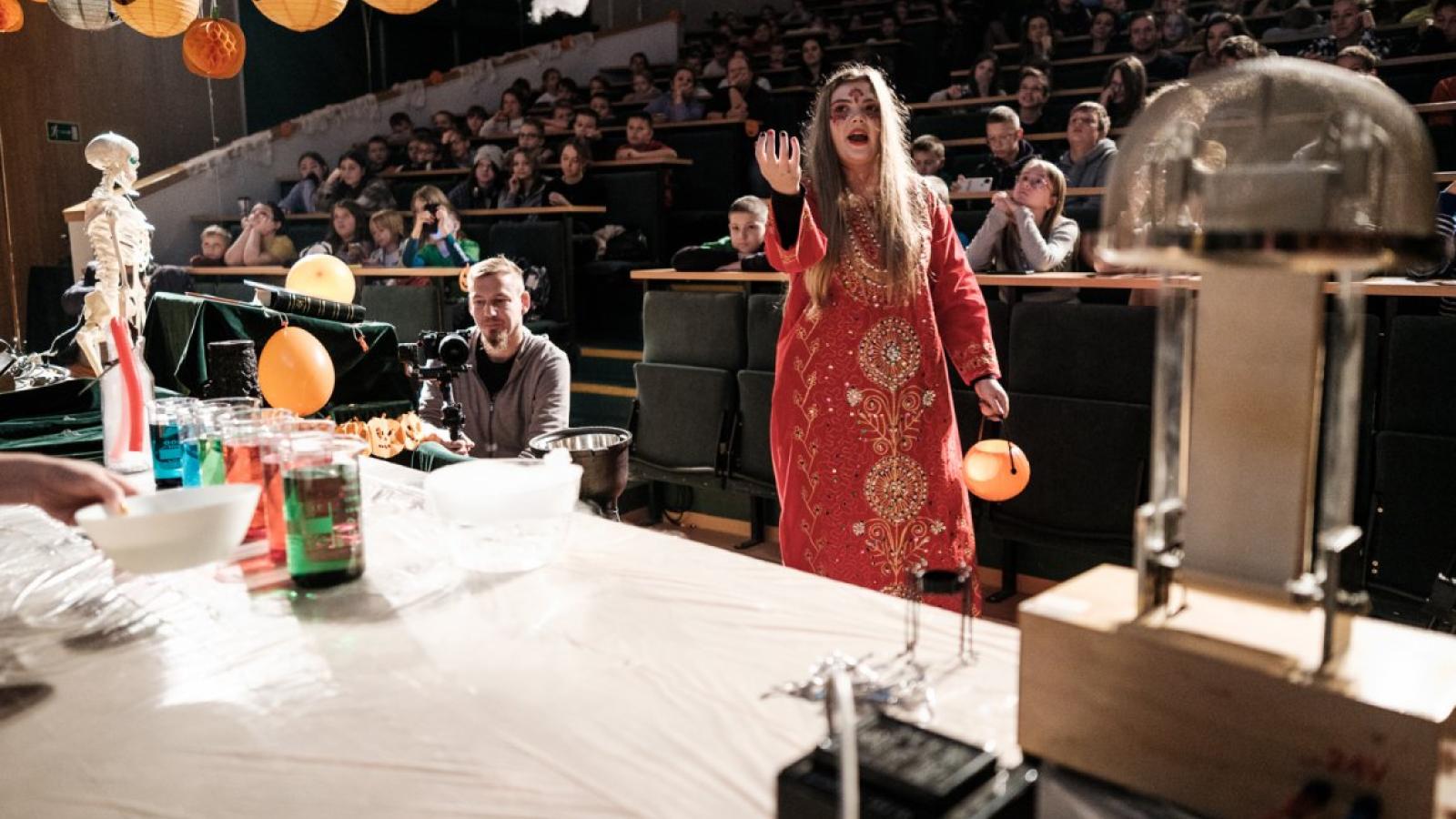 Jesienne czary-mary na Wydziale Fizyki Fot. Adrian Wykrota