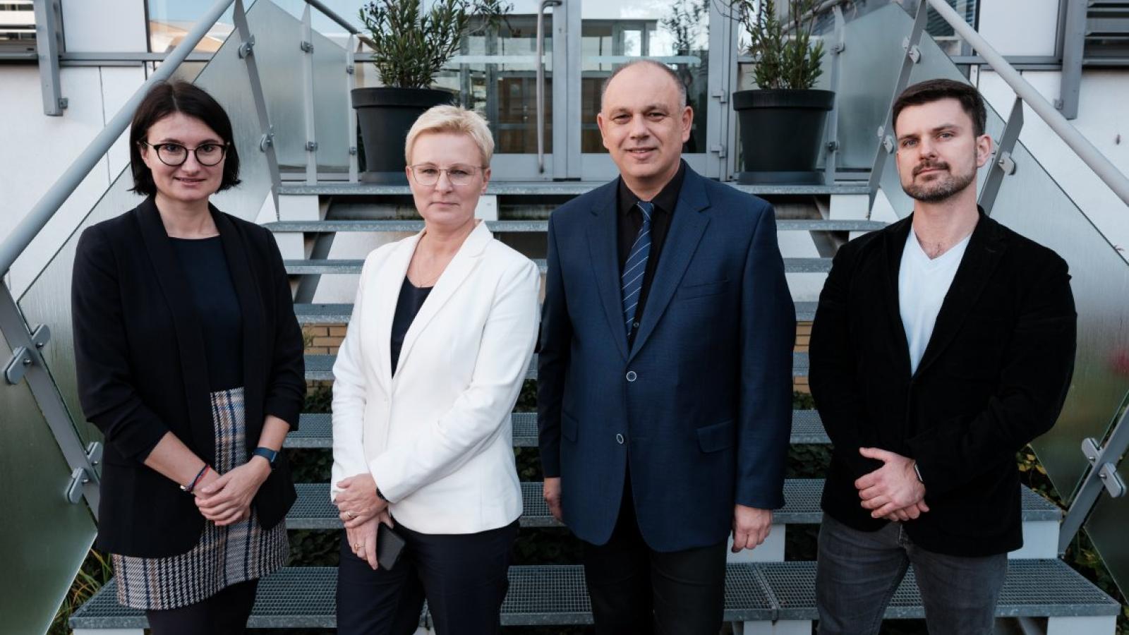 Prof. Andrzej Macias i dr hab. Sylwia Bródka z zespołem, fot. Adrian Wykrota