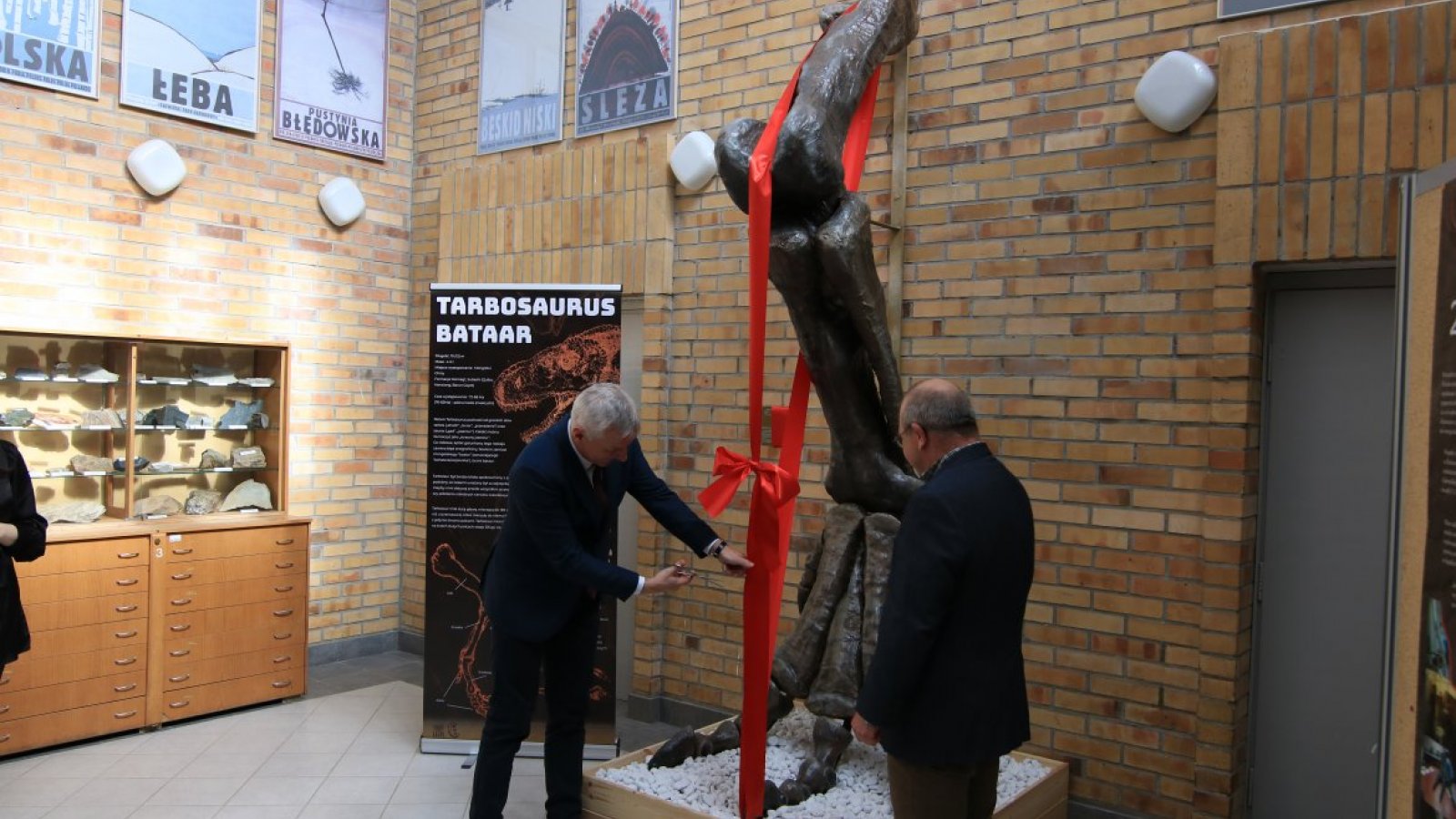 Odsłonięcie łapy tarbozaura w Instytucie. Fot. Przemysław Stanula