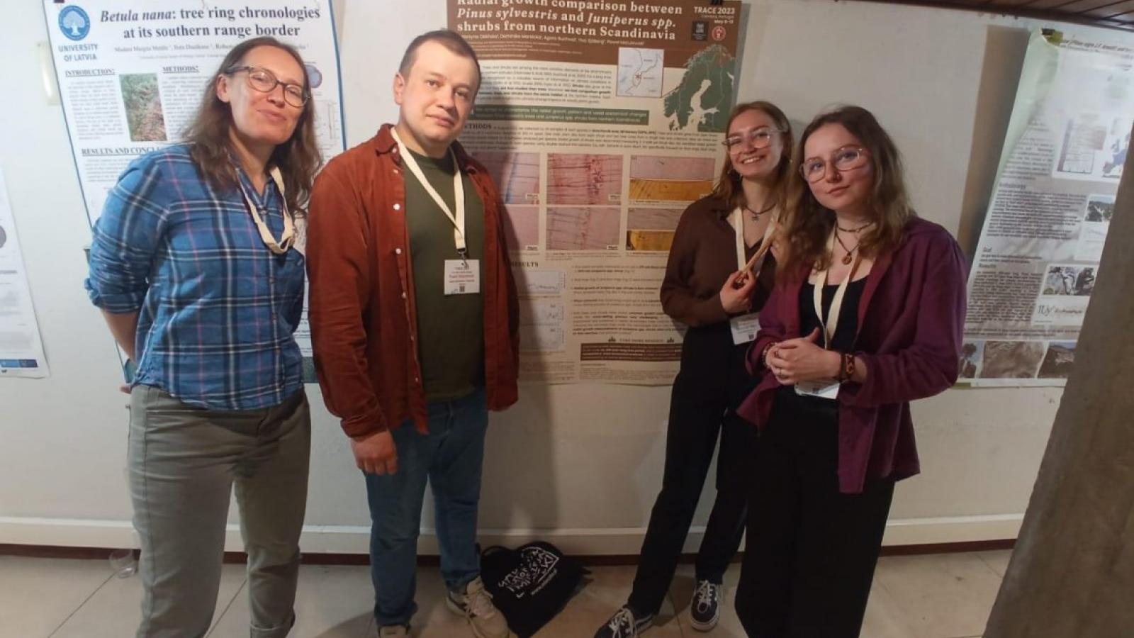 Dr Agata Buchwał, dr Paweł Matulewski oraz studentki: Dominika Marsicka i Katarzyna Oblińska