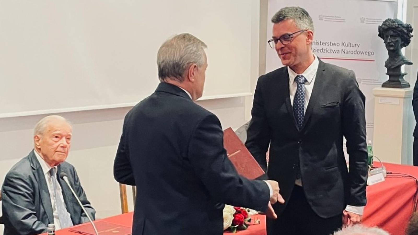 Prof. Forycki otrzymał nominację z rąk prof. Piotra Glińskiego, ministra kultury.