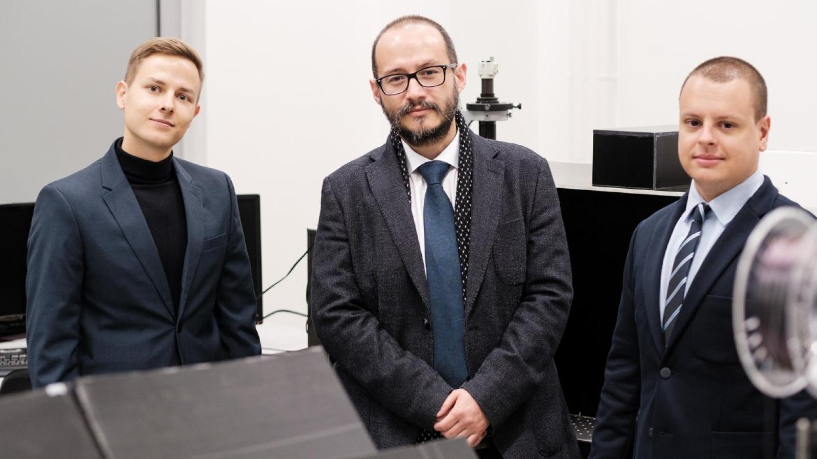 Jakub Szewczyk, prof. Emerson Coy i Daniel Aguilar, fot. A. Wykrota