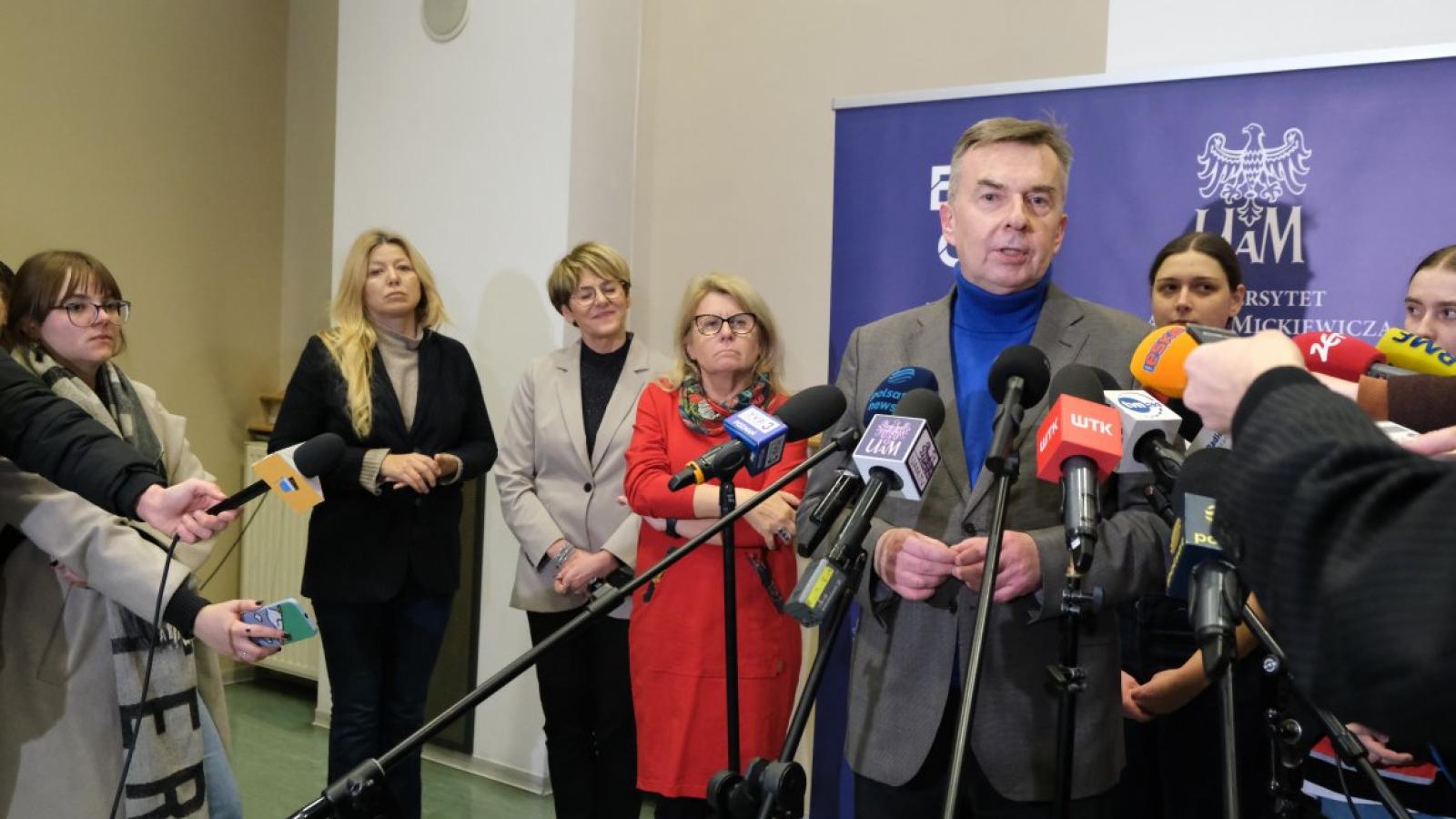 Minister Nauki Dariusz Wieczorek na konferencji, fot. P. Stanula