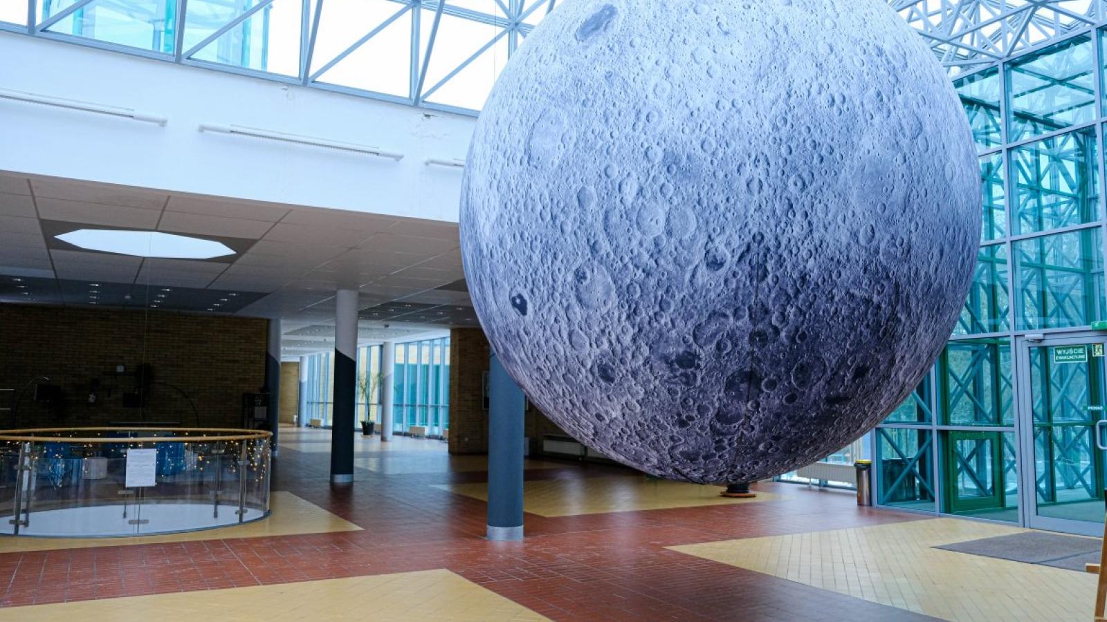 Astronomiczna wystawa na Wydziel Fizyki UAM, fot. Weronika Kucia