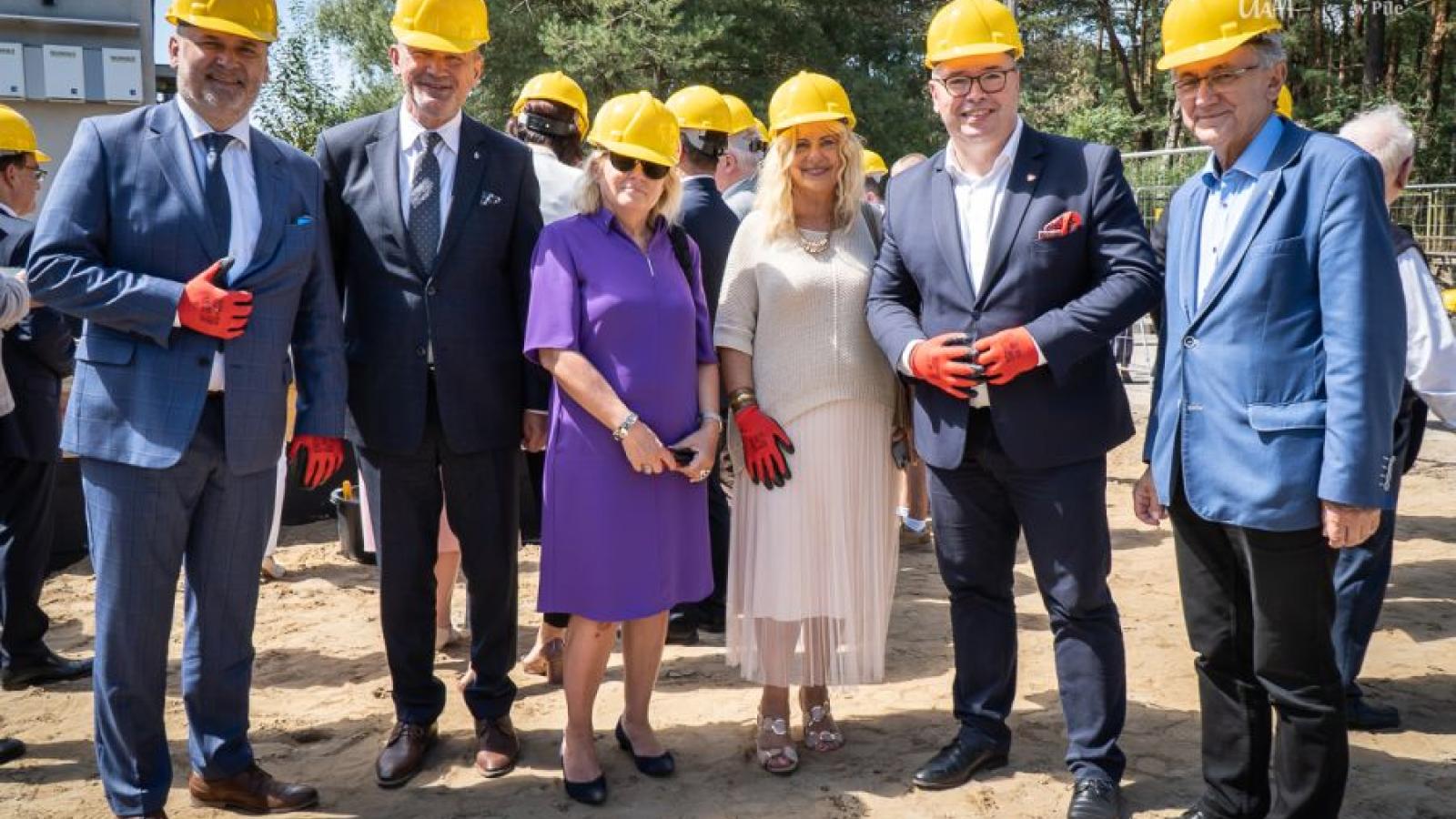 Wmurowanie kamienia węgielnego pod budowę nowego prosektorium w Pile. fot. Paulina Michałek-Komorowska