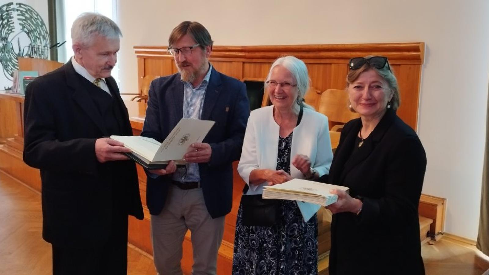 Zanim podręcznik został wpisany na listę MEN, w Krakowie, w siedzibie Polskiej Akademii Umiejętności, miała miejsce uroczystość przyznania całej serii „Europa. Nasza historia” prestiżowego wyróżnienia dla najlepszego podręcznika roku 2024, na podstawie oceny dokonanej przez niezależnych recenzentów każdego z tomów.   Fot. Andreas Palluch 