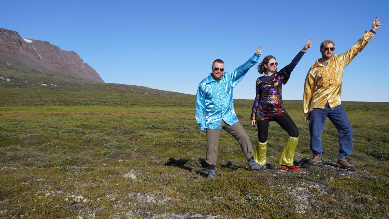 Dr Sambor Czerwiński, prof. UAM Katarzyna Marcisz i dr Luke Andrews na wyspie Disko