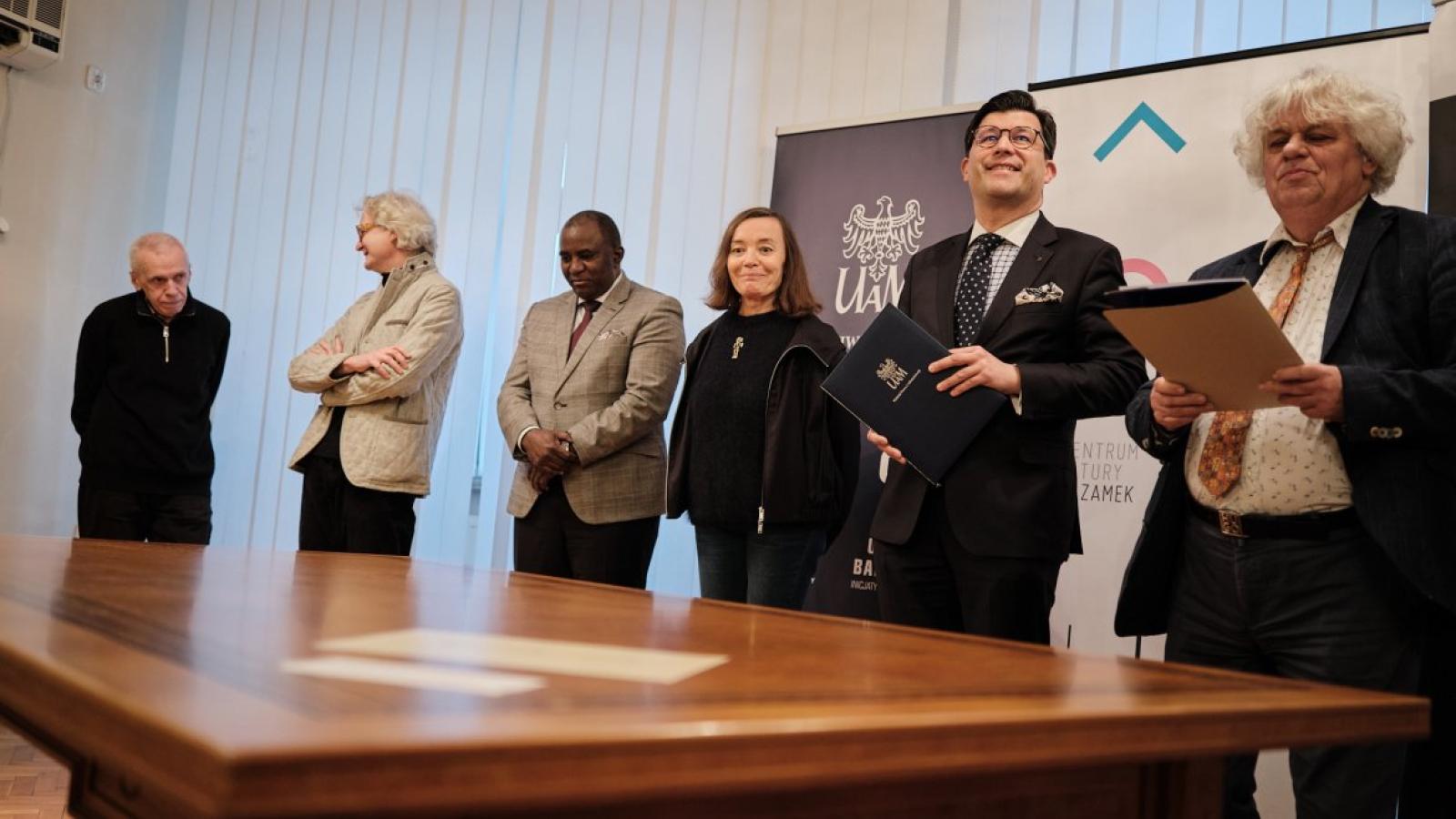 W dawnym Collegium Iuridicum przy ul. Św. Marcin 90 odbyło się uroczyste przekazanie stołu do Centrum Kultury Zamek. Fot. Władysław Gardasz