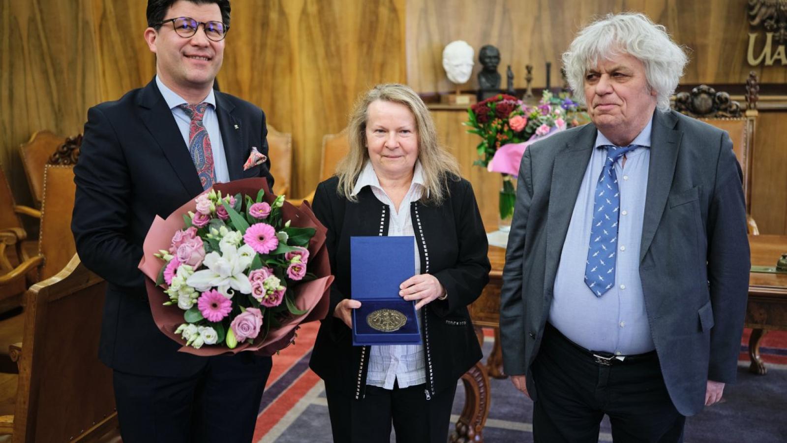 Prof. Carmen Thiele otrzymała Medal "Za Zasługi dla UAM", fot. Władysław Gardasz