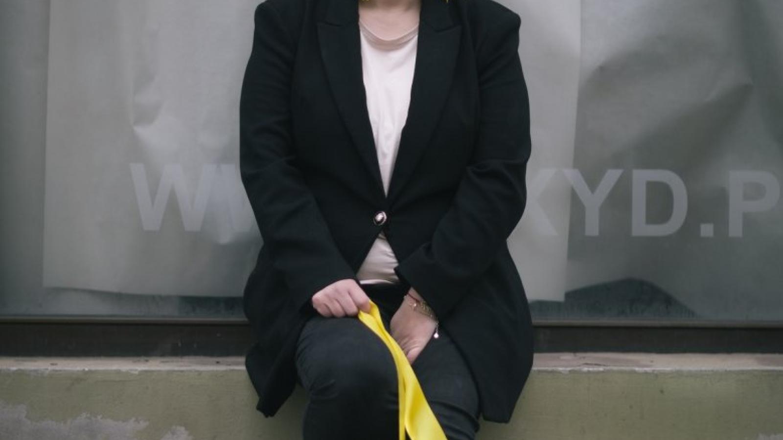 Dr Marlena Kaźmierska z żółtą wstążką, symbolem oficjalnym symbolem świadomości endometriozy, fot. Jan Ratecki