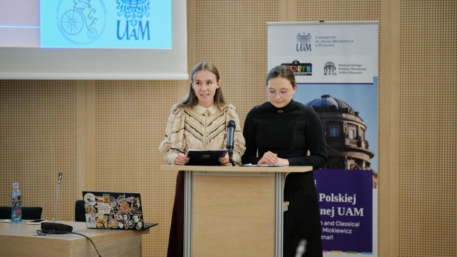 Julia Szyszka, Michalina Żurek – członkinie koła C&amp;F, w strojach z XIX wieku, w trakcie Maratonu Orzeszkowej (21 maja 2025 roku), fot. Władysław Gardasz