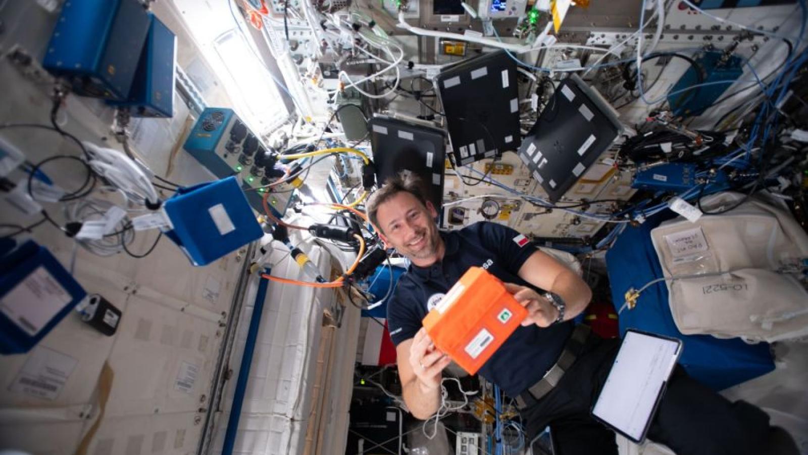 Fot.: Axiom Space/ESA/NASA/POLSA (zdjęcie objęte jest prawami autorskimi ESA). Polski astronauta Sławosz Uznański-Wiśniewski z payloadem eksperymentu Yeast TardigradeGene na Międzynarodowej Stacji Kosmicznej (ISS) podczas misji Axiom Mission 4.