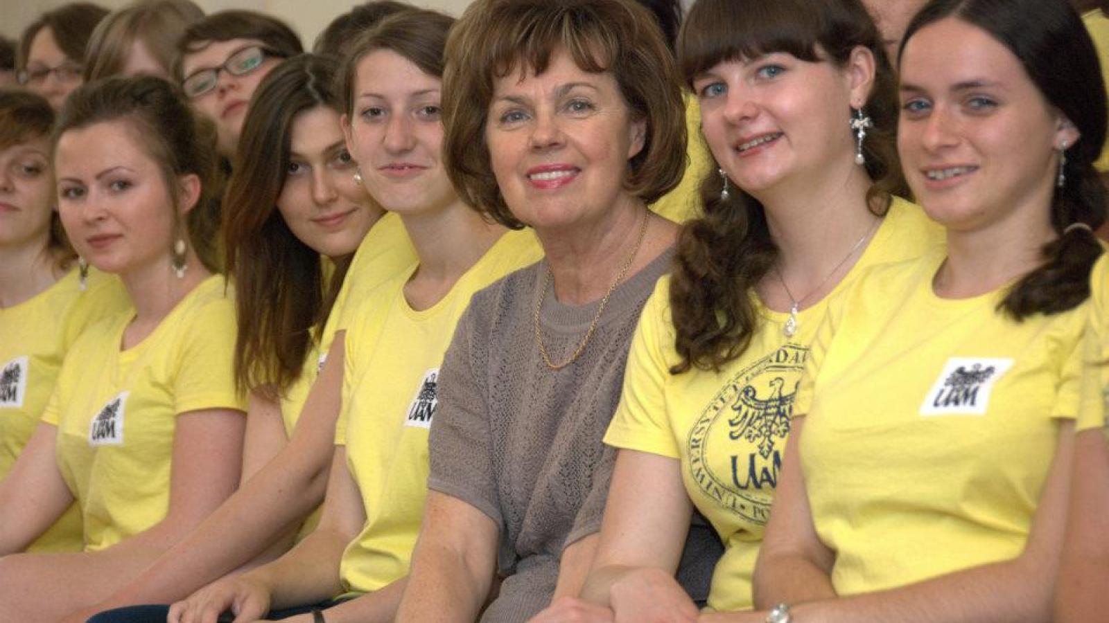 Grażyna Butrymowicz i studentki z „Volontario”. Fot. Facebook