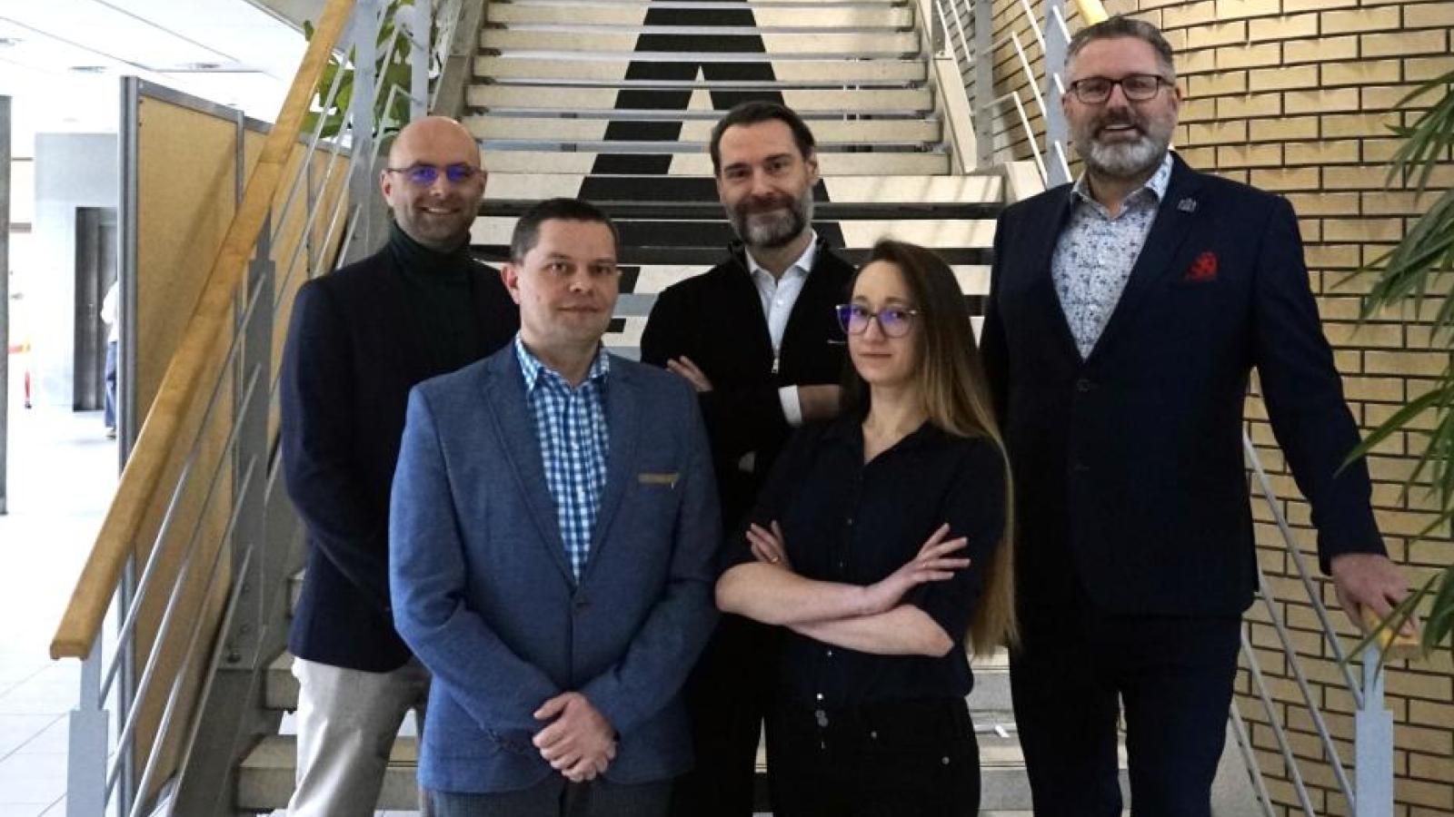 Na zdjęciu w pierwszym rzędzie: dr Anna Walczak, dr Marcin Jarek. W drugim rzędzie prof. dr hab. Artur R. Stefankiewicz, prof. UAM dr hab. Tomasz Brańka, prof. dr hab. inż. Jakub D. Rybka