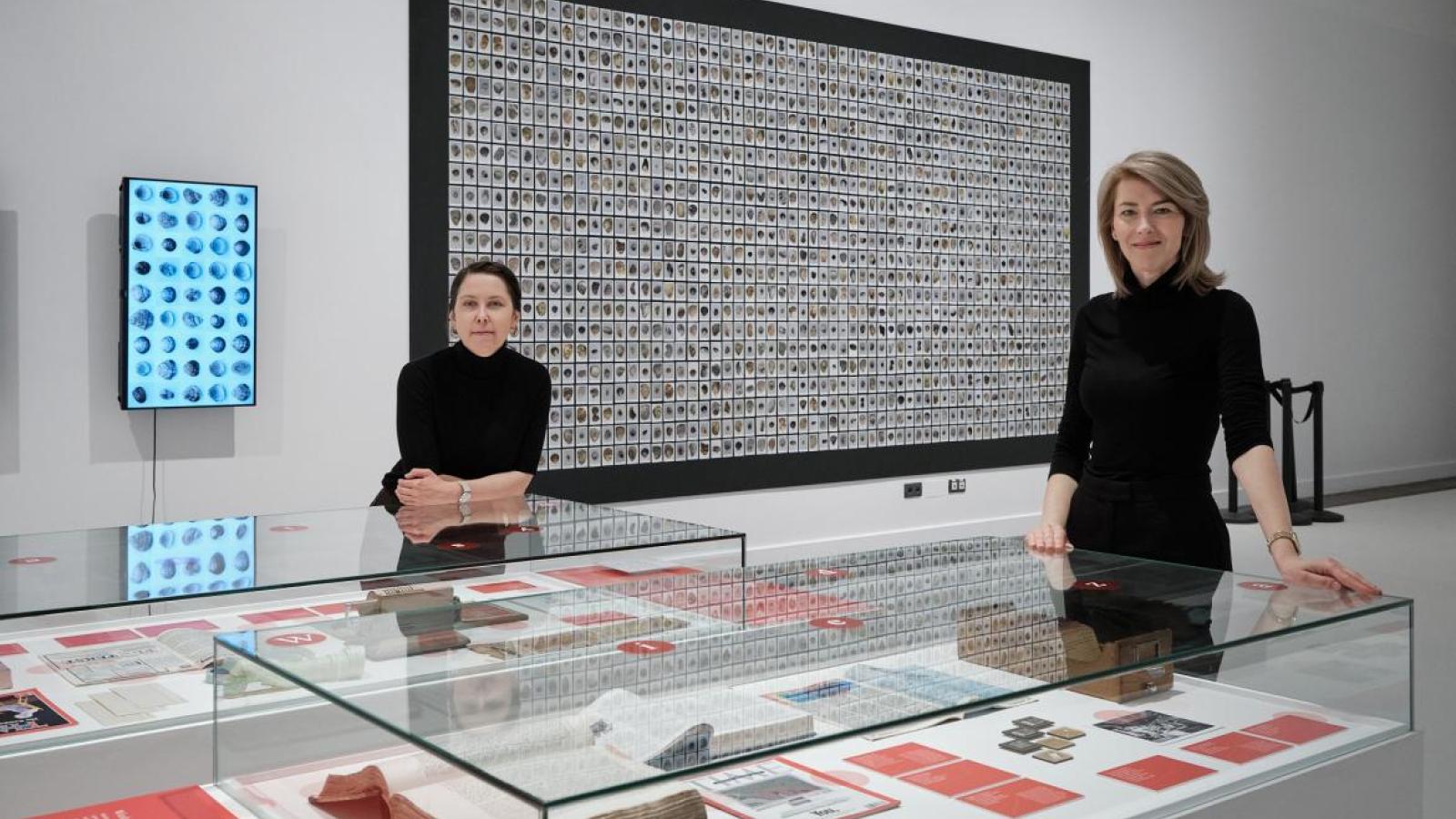 Dr Aleksandra Kosior i dr Sylwia Szykowna, kuratorki wystawy "AI.Algorytmy Iluzji", fot. Władysław Gardasz