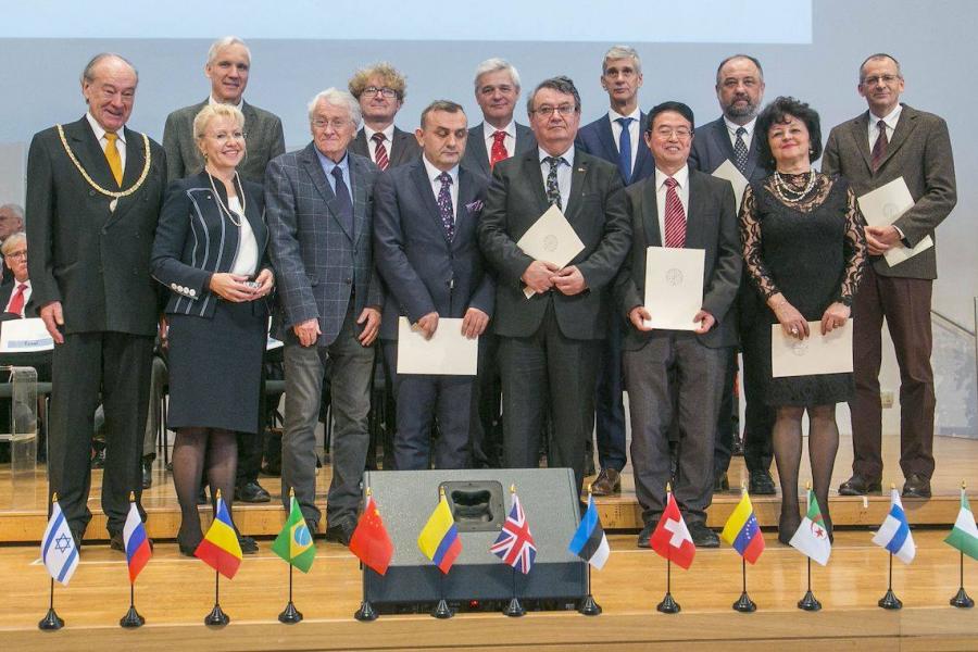 Prof. Sławomir Piontek w górnym rzędzie, drugi od lewej