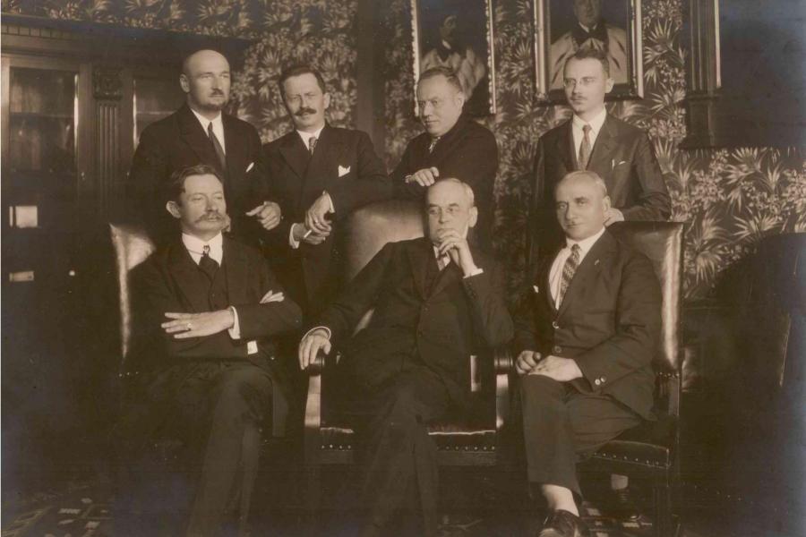 Stoją od lewej: Adam Wodziczko, dziekan Wydziału Matematyczno-Przyrodniczego, Julian Rafalski – Wydział Rolniczo-Leśny, Adam Kleczkowski – Wydział Humanistyczny, Stefan Zaleski – Wydział Prawno-Ekonomiczny. Siedzą od lewej: Edward Lubicz Niezabitowski, prorektor, Stanisław Kasznica, rektor, Paweł Gantkowski – dziekan Wydziału Lekarskiego