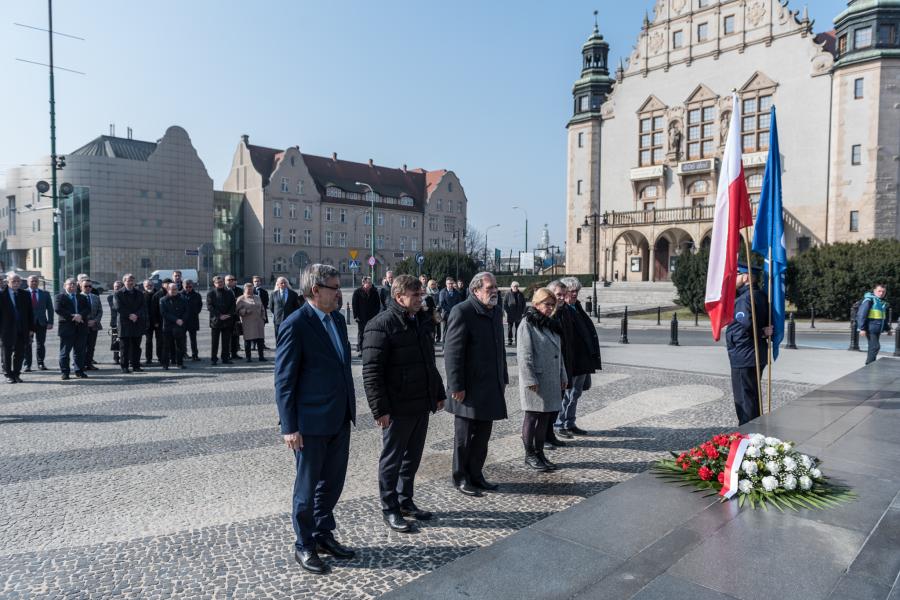 W przerwie obrad, członkowie Senatu wraz z władzami rektorskimi złożyli  wiązanki kwiatów pod pomnikiem Adama Mickiewicza na placu jego imienia