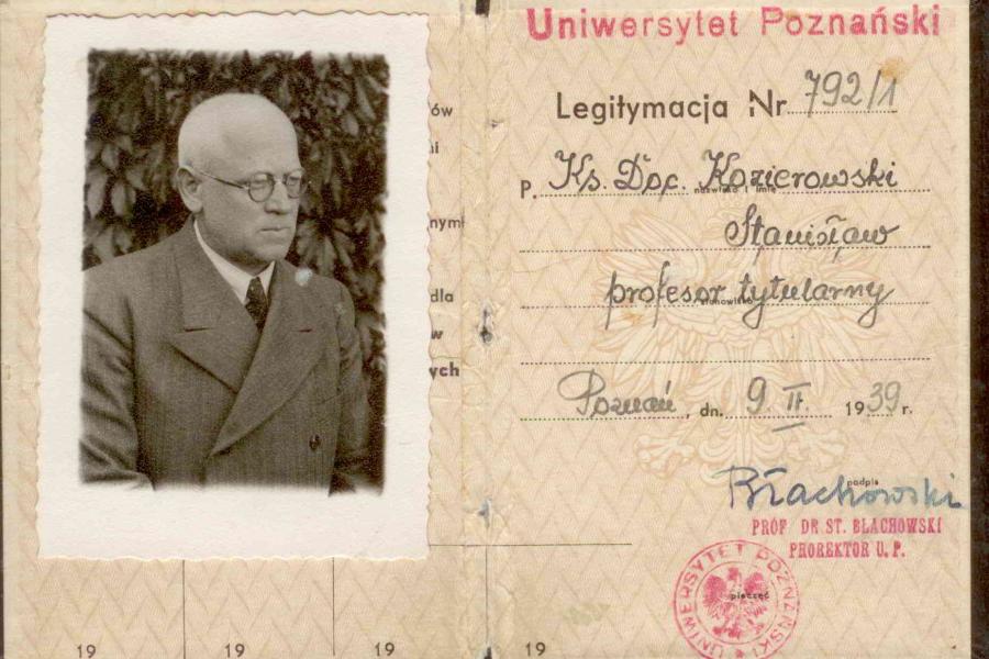 Wyjątkowe – bo bez sutanny – „cywilne”, pełne elegancji zdjęcie ks. Kozierowskiego zdobi jego legitymację wykładowcy uniwersyteckiego