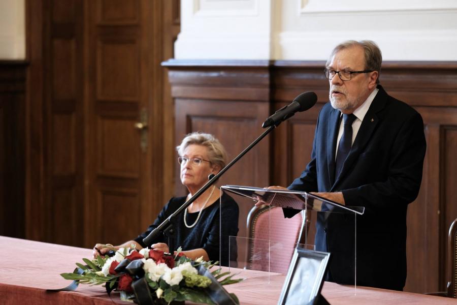 Rektor prof. Andrzej Lesicki przemawia w trakcie żałobnego Senatu