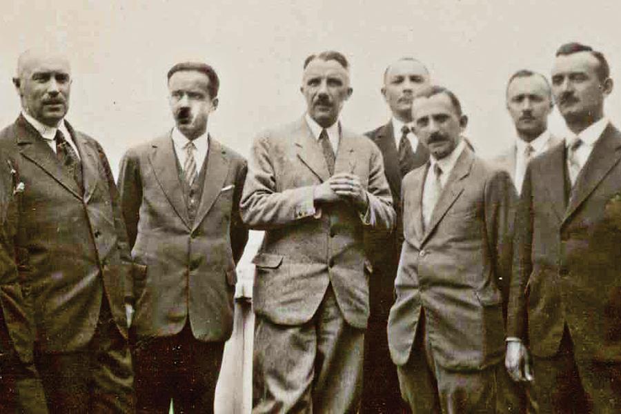 Bronisław Niklewski( w środku) w podróży studyjnej na Wileńszczyznę w roku 1930. Album podarowali wdzięczni uczestnicy wycieczki.