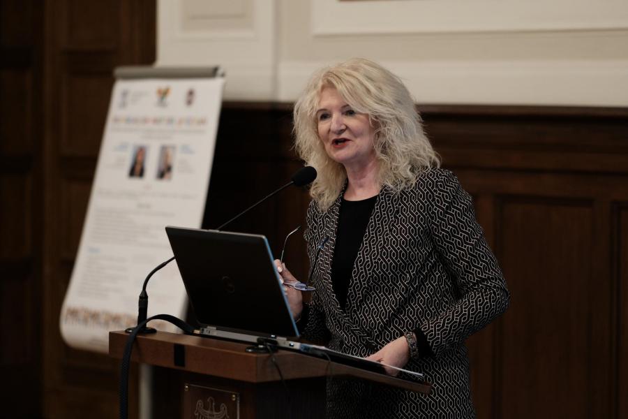 prof. zw. dr hab. Katarzyna Dziubalska-Kołaczyk