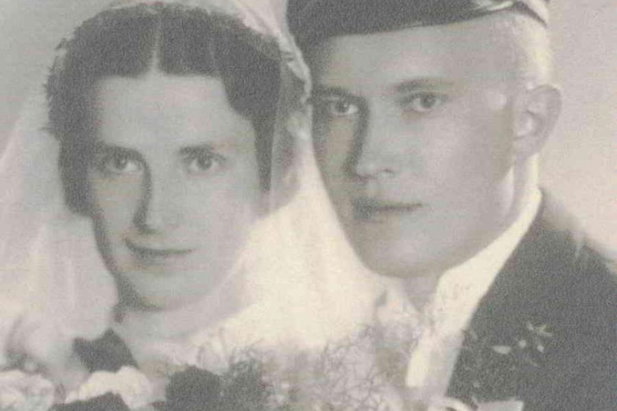 Aleksandra i Marian Smoczkiewiczowie w dniu ślubu w 1936 roku: pan młody w stroju korporacji akademickiej. Krótko trwało to szczęśliwe małżeństwo. Gdy we wrześniu 1939 roku ona leżała ciężko chora, po stracie świeżo urodzonej córeczki, on dostał wezwanie do gestapo. Wiedział, że jeśli się nie stawi, hitlerowcy będą nachodzić jego żonę. Chcąc jej tego oszczędzić, zgłosił się. Prawdopodobnie został rozstrzelany jako zakładnik. Nie wiadomo, gdzie został pochowany.