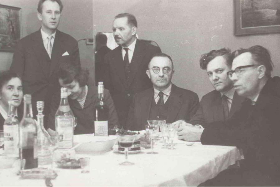 Od lewej profesorowie: Władysław Markiewicz, Witold Jakóbczyk, Janusz Pajewski, Czesław Łuczak, Zdzisław Grot. Prof. Jakóbczyk wychował wielu uczniów, wśród nich tak znakomitych jak Lech Trzeciakowski. Po latach, gdy pojawił się serial „Najdłuższa wojna nowoczesnej Europy” zwierzał się w wywiadach, że ma żal o wybranie na konsultanta filmu Trzeciakowskiego a nie jego, po czym dodaje rozbrajająco, że szybko pokłóciłby się z filmowcami, fot. Materiały Witolda Jakóbczyka w Archiwum PAN