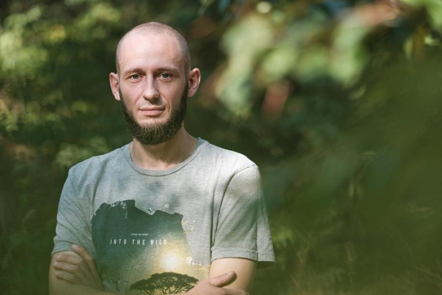 Dr Jakub Szymkowiak bada zjawisko przekazywania informacji socjalnej przez świstunki, fot. Adrian Wykrota