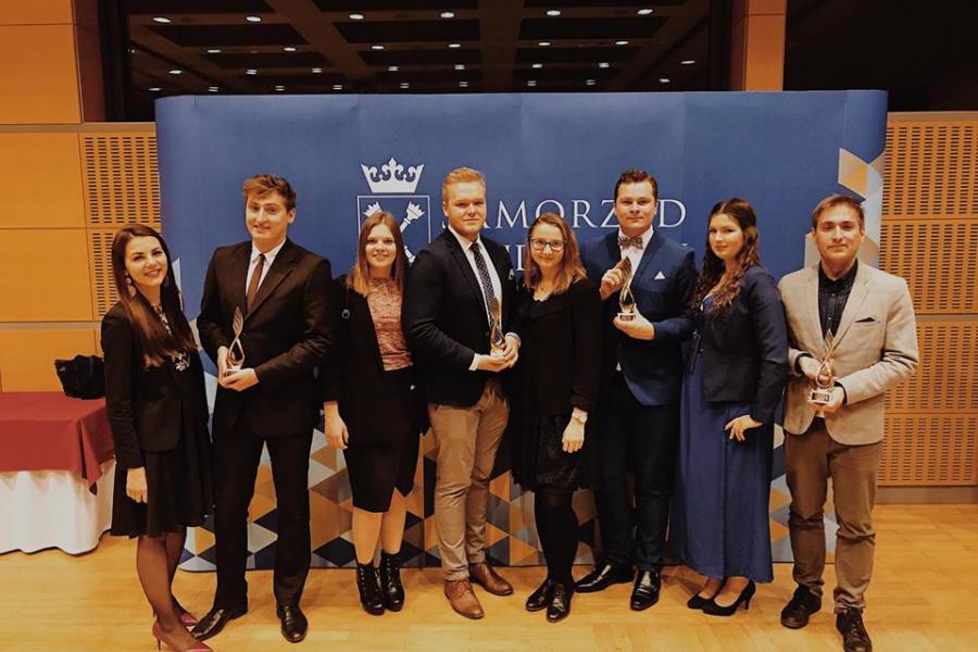 Cztery studenckie projekty z Uniwersytetu im. Adama Mickiewicza zdobyły pierwsze miejsca w konkursie Laury Uniwersyteckie, które organizowane są przez Forum Uniwersytetów Polskich. 