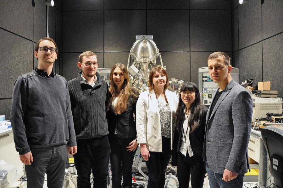 Dr Mikołaj Lewandowski (pierwszy z prawej) z zespołem